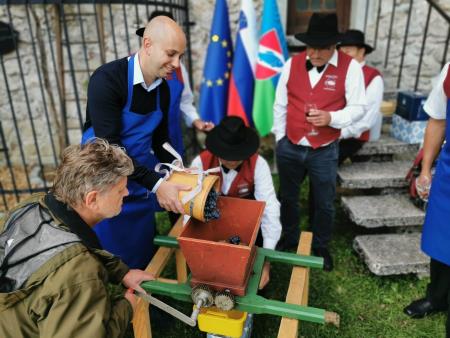 Trgatev v ribniškem gradu